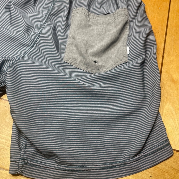 Vuori Kore Lined Shorts Green/Gray Striped with 7 inch Inseam - Picture 9 of 15